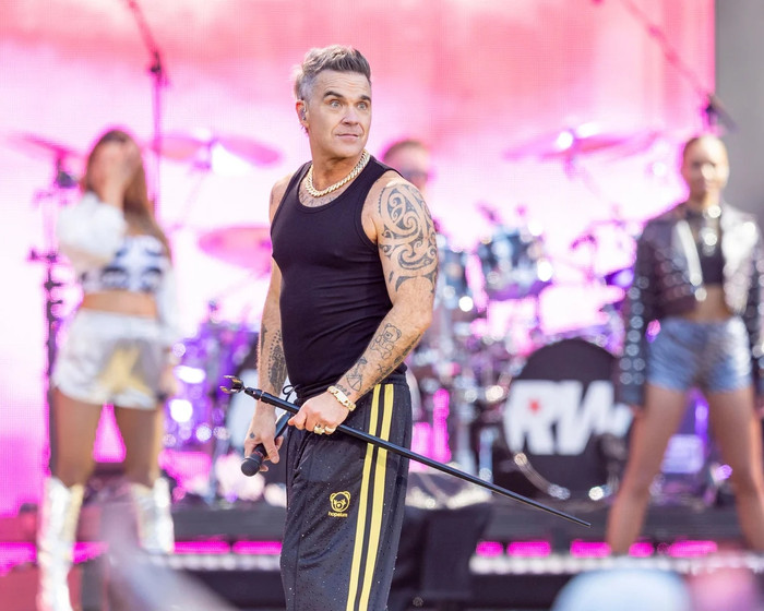 Nam ca sĩ 51 tuổi có nguy cơ bị mù do tiêm thuốc giảm cân, đi hát nhưng không nhìn thấy khán giả Ảnh 2