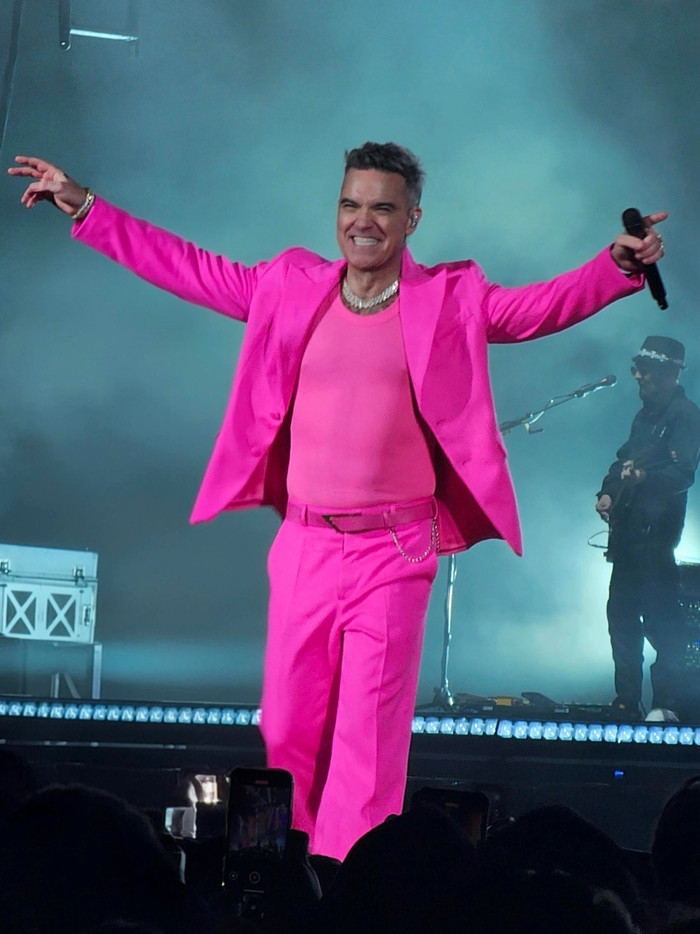 Nam ca sĩ 51 tuổi có nguy cơ bị mù do tiêm thuốc giảm cân, đi hát nhưng không nhìn thấy khán giả Ảnh 3