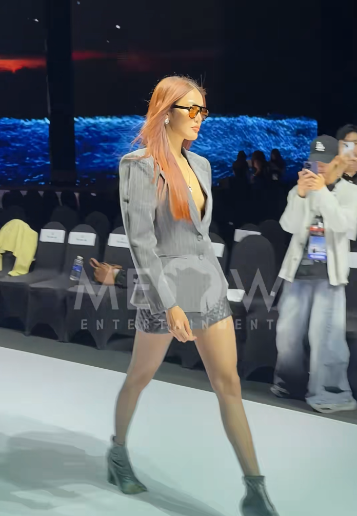 Lan Khuê sải bước với thần thái tự tin, cuốn hút (Ảnh: Chụp màn hình).