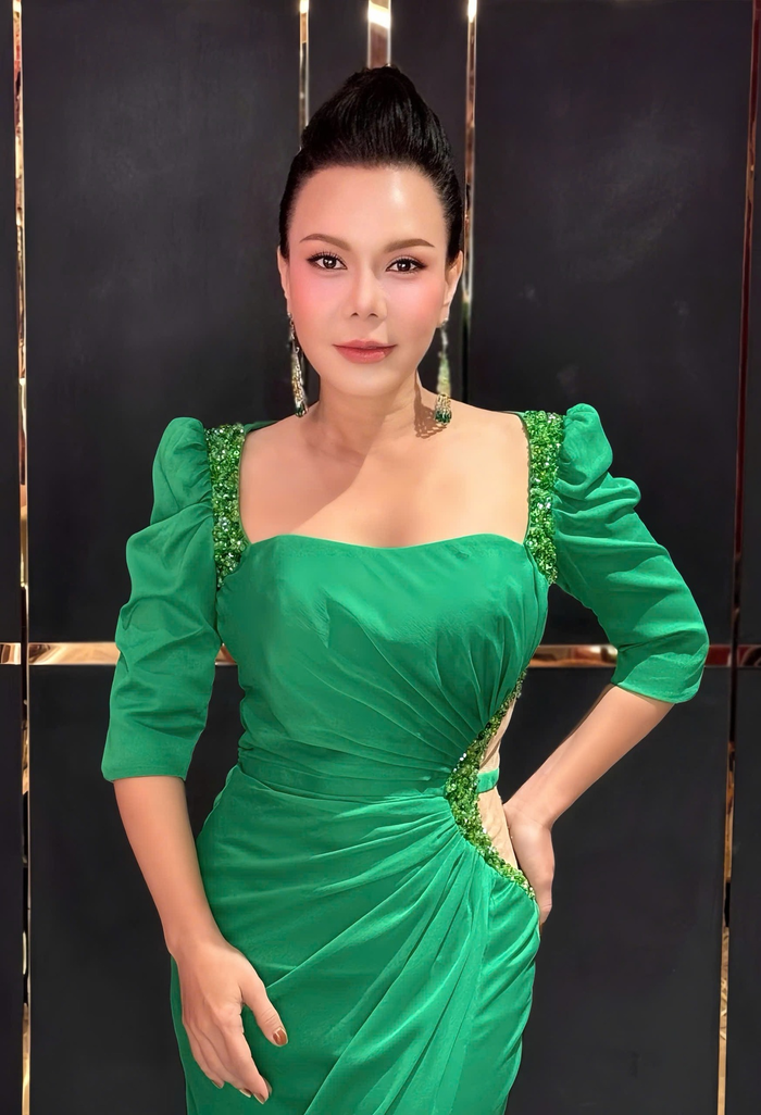 Không chỉ khán giả, giới làm nghề cũng dành sự tôn trọng cho Việt Hương sau những thành công đã qua. 