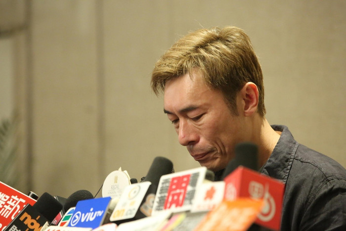 Nam ca sĩ tiêu tan sự nghiệp vì lộ clip ngoại tình với á hậu, khóc nức nở xin lỗi vợ Ảnh 3