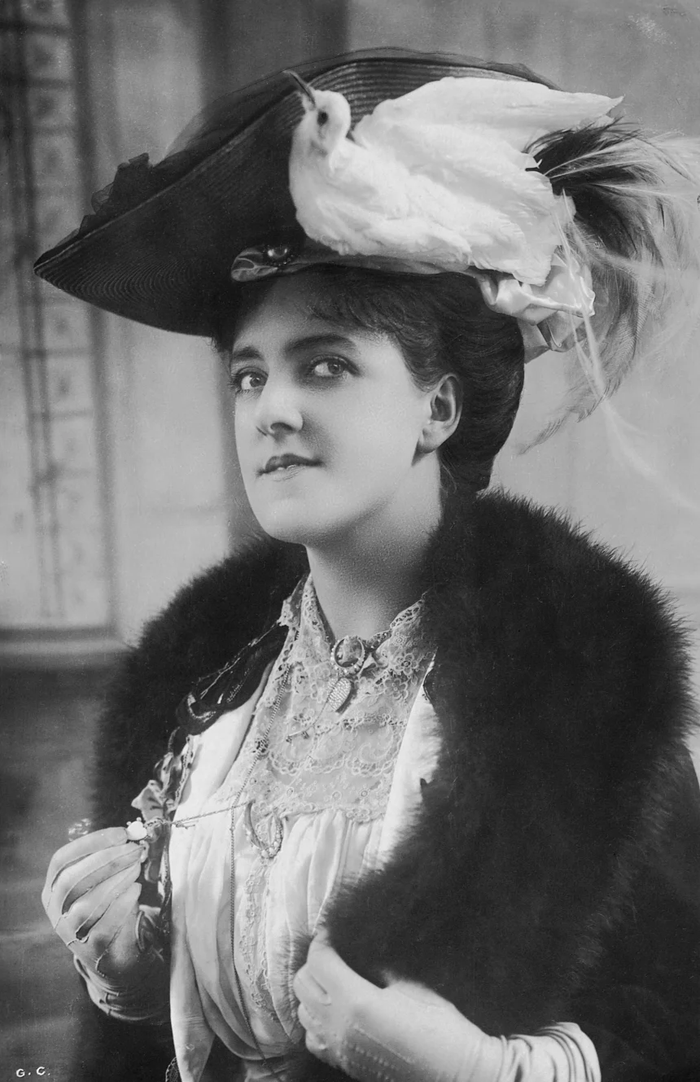 Vào cuối thế kỷ 19, nhiều người ưa chuộng sử dụng lông vũ để trang trí mũ. Ảnh: Getty Images