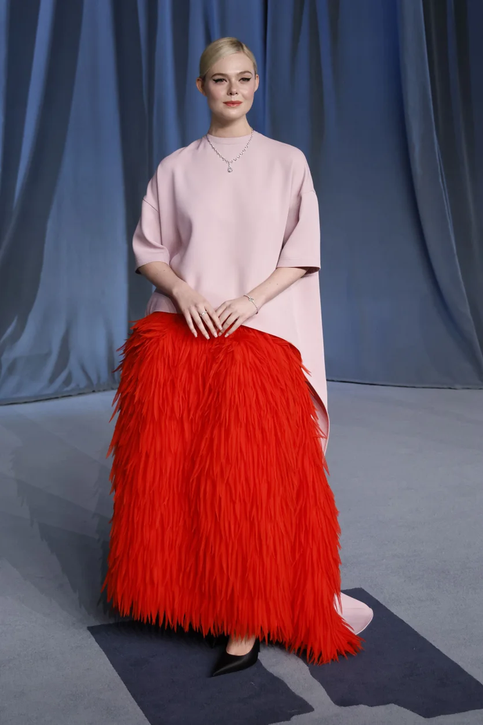 Elle Fanning từng diện chiếc váy có thiết kế lông vũ kết hợp T-shirt casual. Ảnh: Getty Images