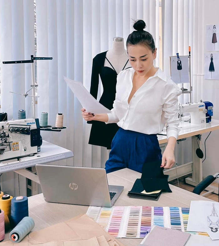 Phương Oanh và chiếc máy tính 15 triệu. Ảnh: FBNV