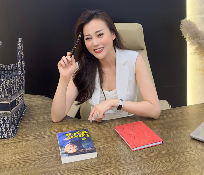 Phương Oanh thường tích hợp đồ công nghệ vào công việc. Ảnh: FBNV