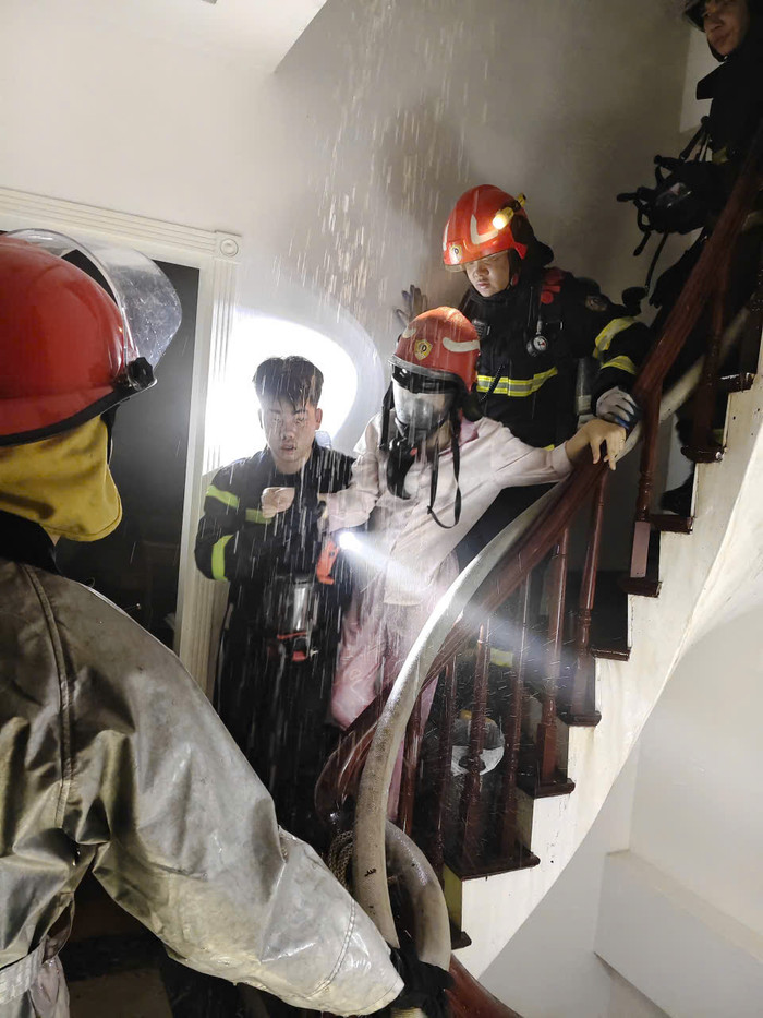 Lực lượng chức năng đưa nạn nhân ra ngoài. Ảnh: Công an TP Hà Nội