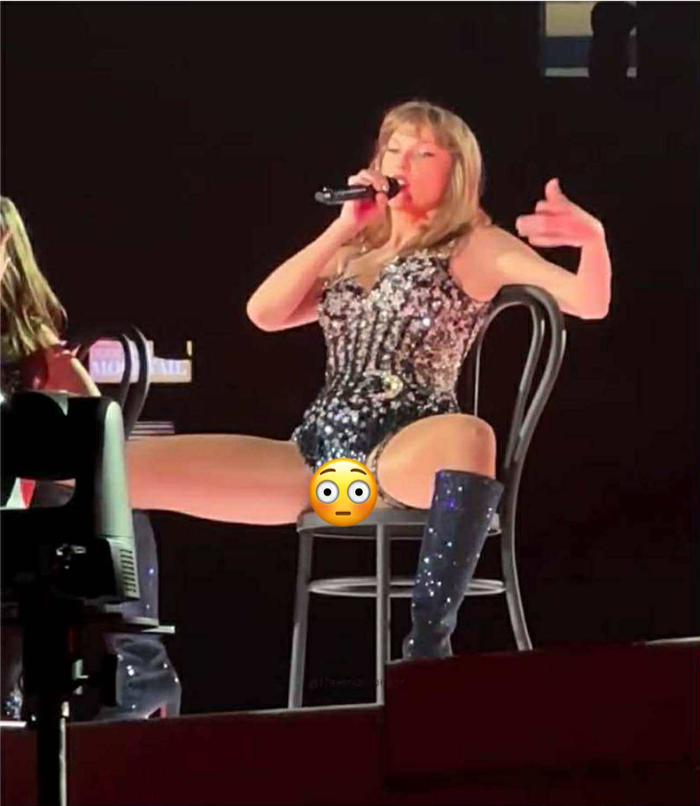 Phần trình diễn này khiến công chúng ngượng tái mặt và gây ra làn sóng tranh cãi dữ dội.