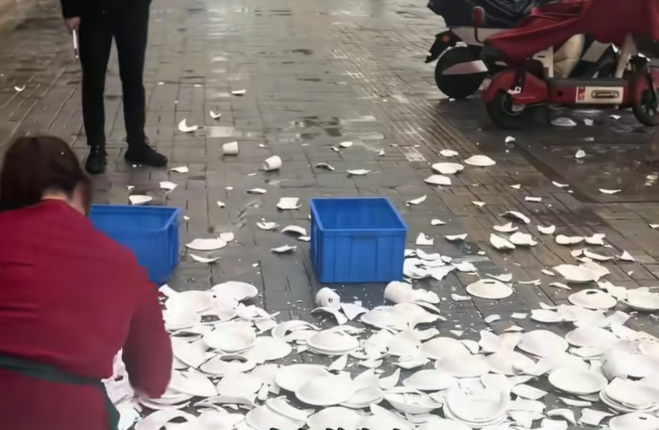 Chủ nhà hàng đập bỏ 600 bộ bát đĩa sau khi kiểm tra camera, nguyên nhân khiến cộng đồng mạng tranh cãi Ảnh 2