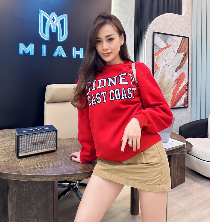 Phương Oanh tạo dáng bên chiếc loa 7 triệu. Ảnh: FBNV