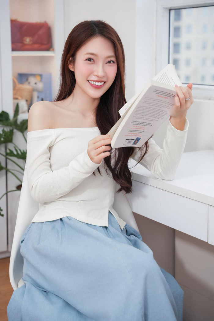 Khánh Vy sử dụng tai nghe 13 triệu để hỗ trợ trong việc học. Ảnh: FBNV