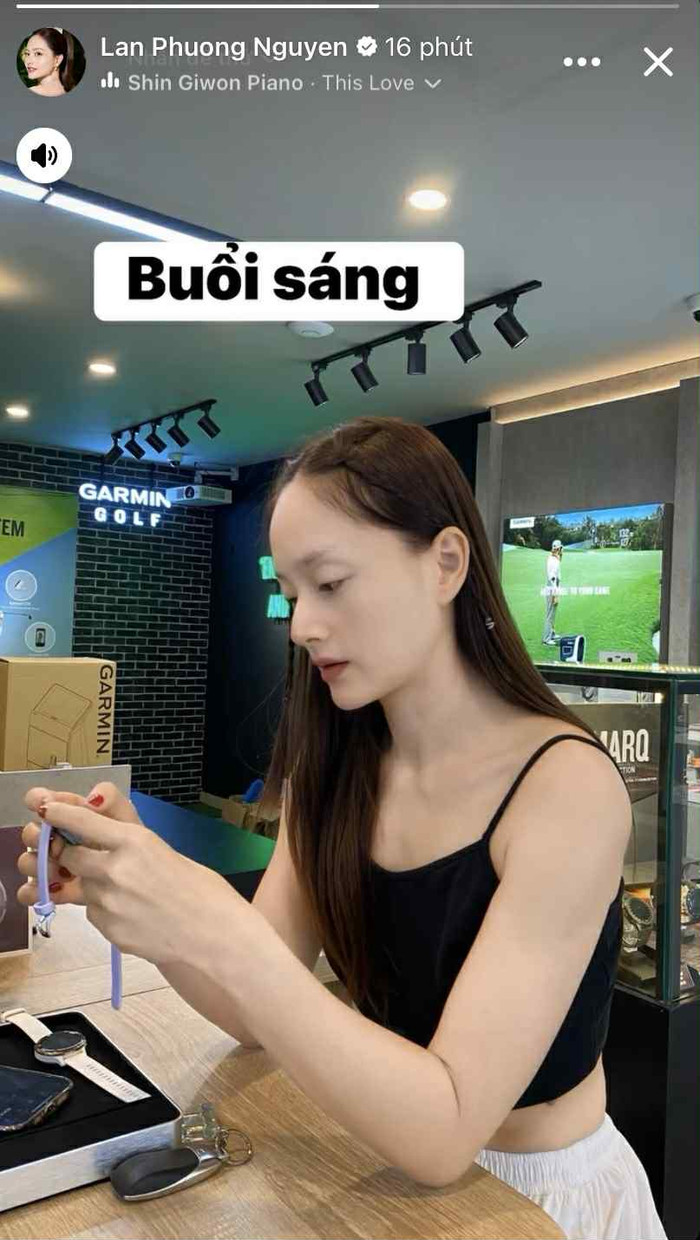 Lan Phương khoe giây phút 'rước' đồng hồ mới về nhà. Ảnh chụp màn hình