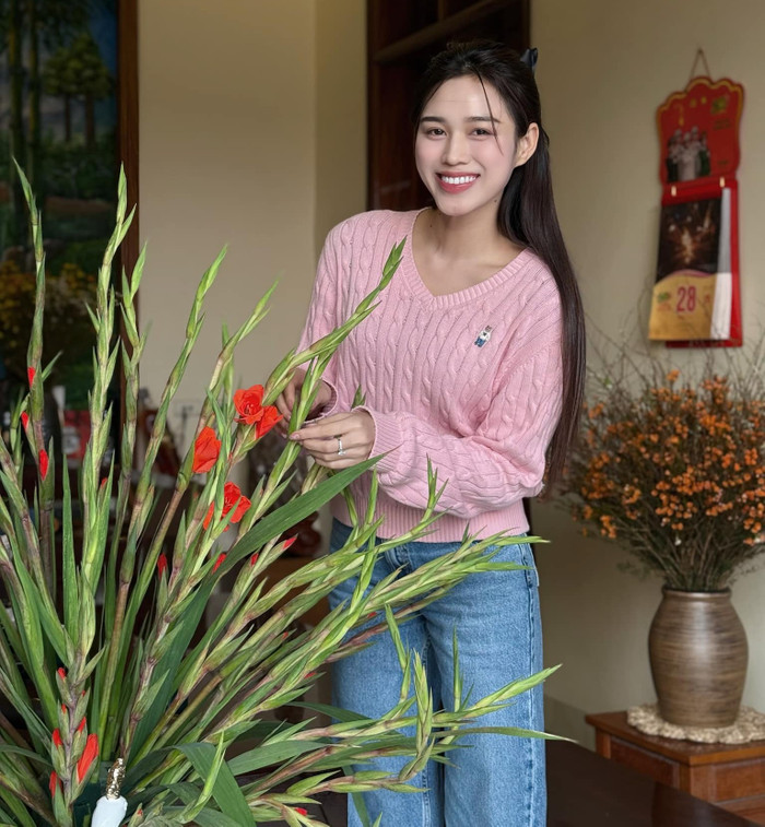 Hoa hậu Đỗ Thị Hà lựa chọn chiếc máy ảnh trị giá 8 chữ số. Ảnh: FBNV