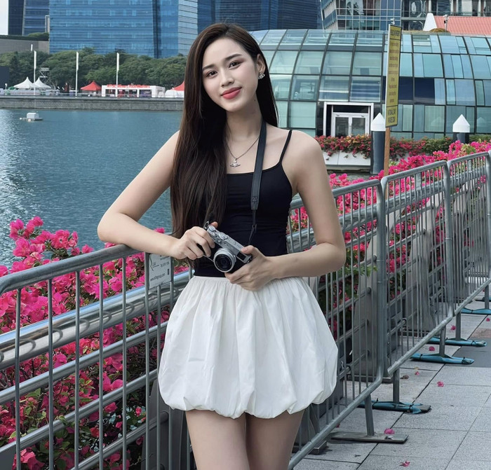 Hoa hậu Đỗ Thị Hà và chiếc máy ảnh trị giá 8 chữ số. Ảnh: FBNV