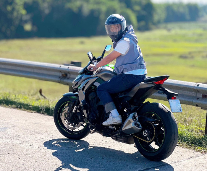 Doãn Quốc Đam cùng chiếc mô tô 400 triệu. Ảnh: FBNV