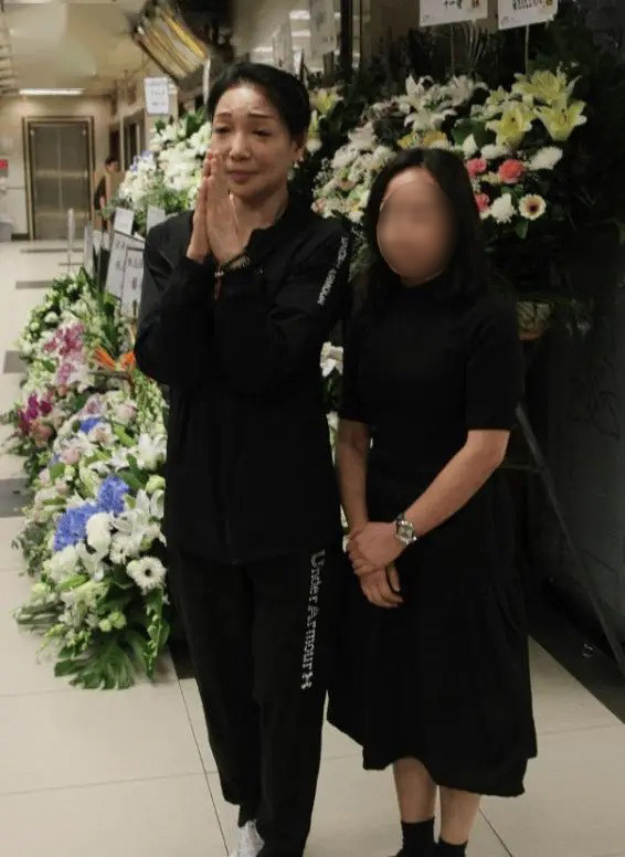 Vợ của nam diễn viên lộ rõ vẻ đau buồn trong tang lễ của chồng. (Ảnh Sohu)