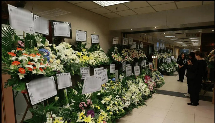 Nhiều đồng nghiệp, khán giả gửi hoa viếng ở tang lễ nam diễn viên đình đám showbiz một thời Chân Chí Cường. (Ảnh Sohu)