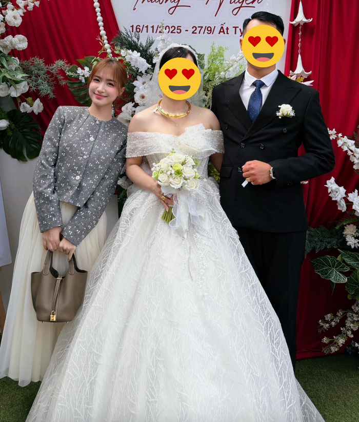 Hòa Minzy tranh thủ về ăn cưới người bạn thân thiết và khoe khoảnh khắc này trên trang cá nhân. Ảnh: FBNV