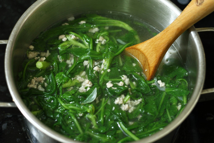 Cải cúc nấu canh cùng thịt bằm là món ăn ngon, giàu dinh dưỡng tốt cho sức khỏe. (Ảnh minh họa từ Internet)