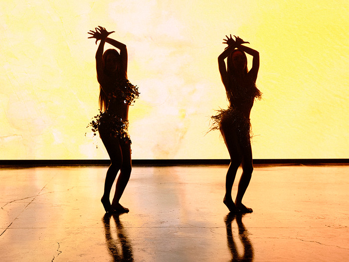 Văn Mai Hương và Chi Pu khoe hình thể cực nóng bỏng, múa bụng 'hết sẩy' xem mà đã con mắt Ảnh 6