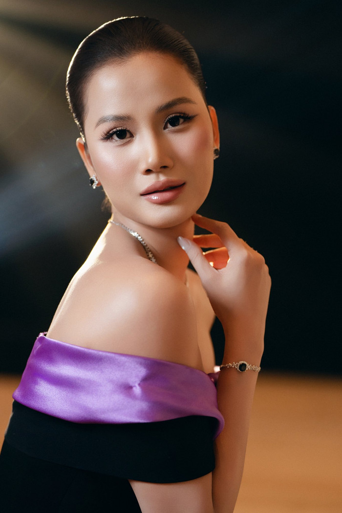 Á hậu Hương Ly vẫn tích cực làm việc trong thời gian chuẩn bị cho ngày trọng đại. Ảnh: FBNV