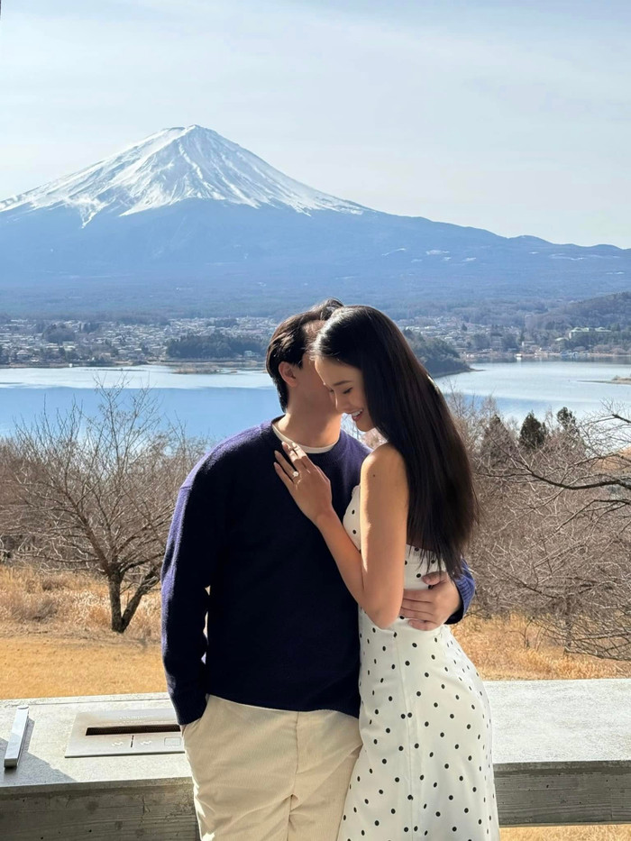 Á hậu Hương Ly khéo khoe nhẫn cầu hôn của bạn trai doanh nhân. Ảnh: FBNV