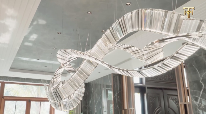 Đèn pha lê hình phím đàn. 