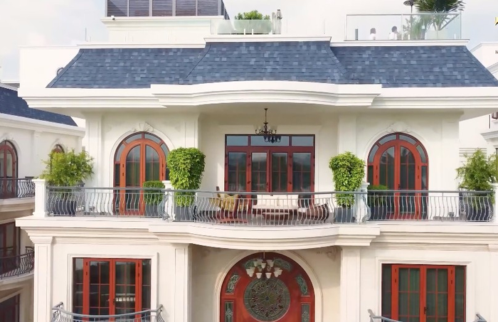 Bên ngoài căn biệt thự trị giá 300 tỷ của Việt Hương.