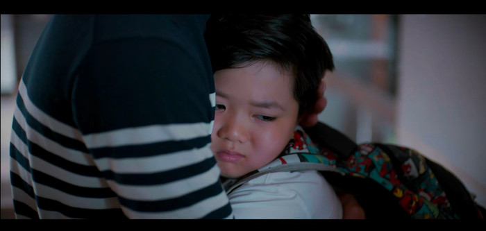 Người tổn thương nhất sau tất cả chắc hẳn chính là Minh - cậu bé bất ngờ mất đi một gia đình trọn vẹn (Ảnh: NSX).