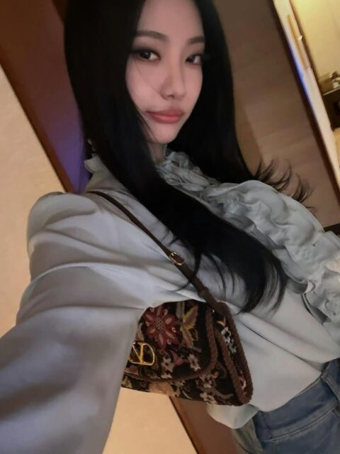 Trước đó, nữ ca sĩ NingNing cũng khiến người hâm mộ lo lắng bởi vóc dáng gầy gò và lịch trình làm việc dày đặc.