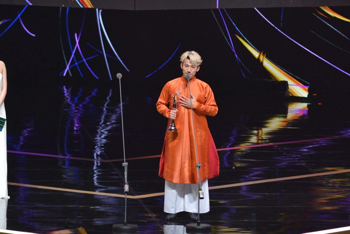 Liên Bỉnh Phát trở thành diễn viên đầu tiên của Việt Nam đạt giải 'Thị đế' Kim Chung. 