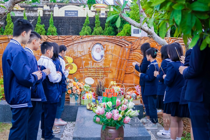 Học trò dâng hương đến thầy giáo Văn Như Cương nhân dịp 20/11.  