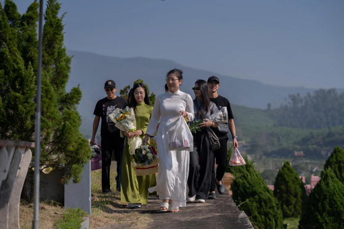 Các học trò đến dang hương, tưởng niệm người thầy quá cố trong dịp 20/11 để bày tỏ lòng biết ơn.