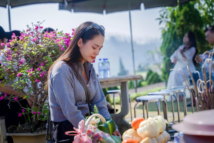 Chị Tuyết Trinh không giấu được sự xúc động khi nhớ về người thầy quá cố.