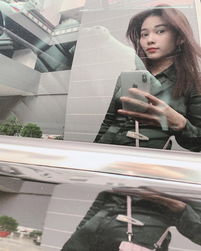 Nam Em selfie cùng chiếc điện thoại 5 triệu. Ảnh: IGNV