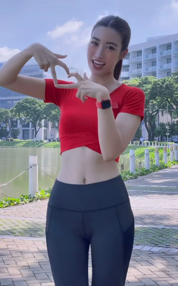 Đỗ Mỹ Linh phối chiếc đồng hồ cùng trang phục thể thao. Ảnh chụp màn hình
