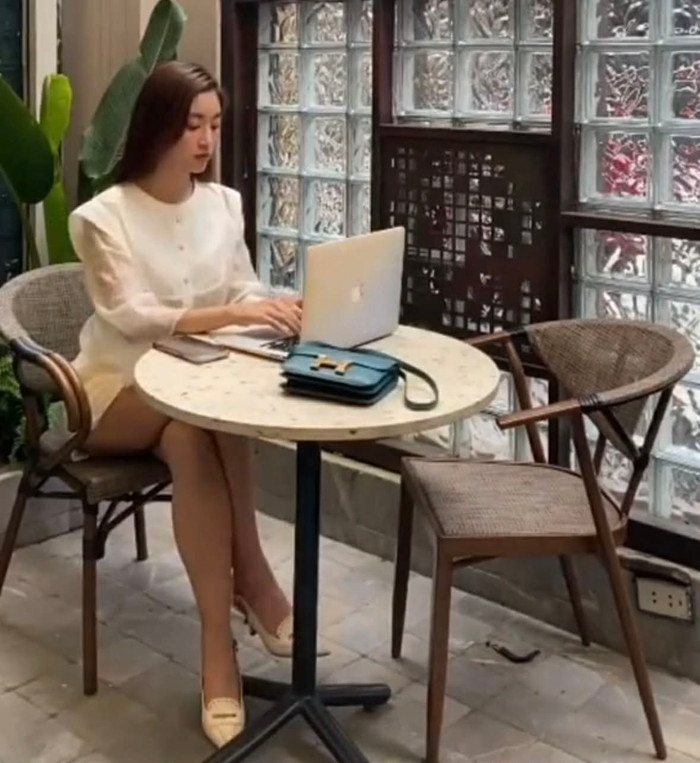 Đỗ Mỹ Linh và chiếc máy tính 35 triệu. Ảnh chụp màn hình