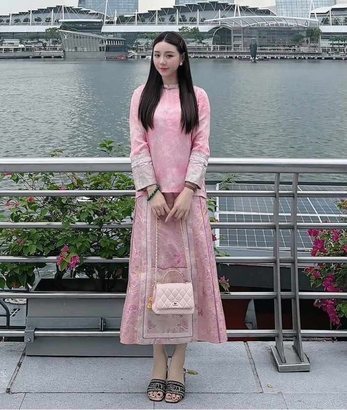 Chiếc túi được Quỳnh Kool phối với bộ váy cùng màu. Ảnh: IGNV