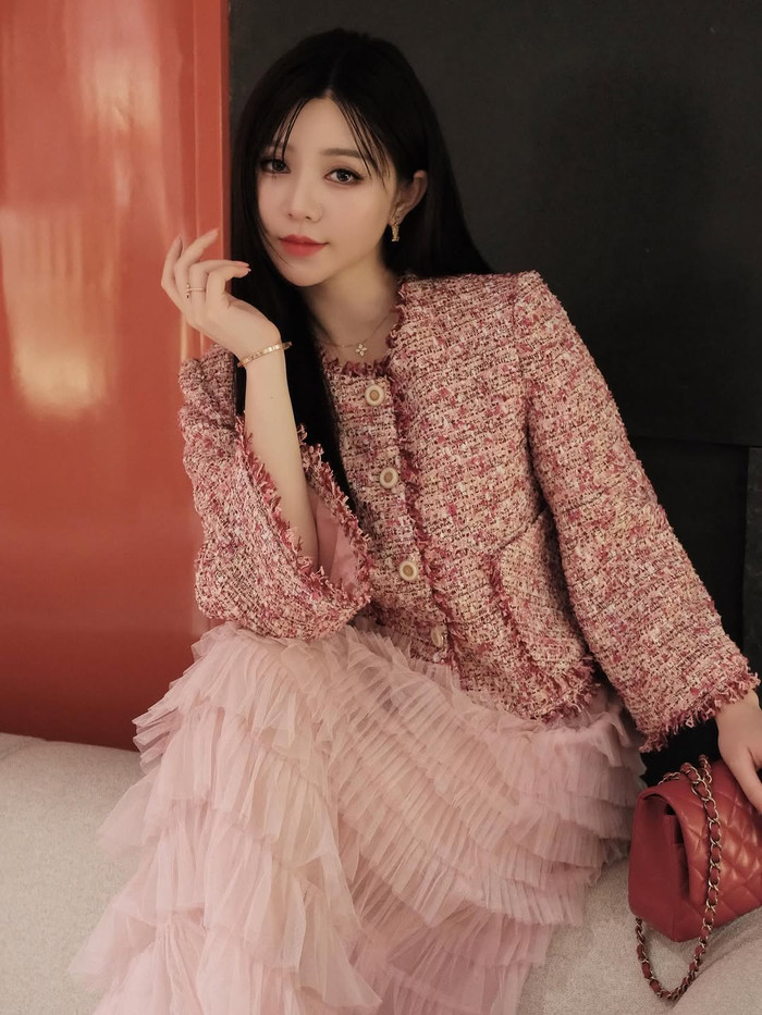 Quỳnh Kool ưa chuộng những mẫu váy dài qua gối. Ảnh: IGNV