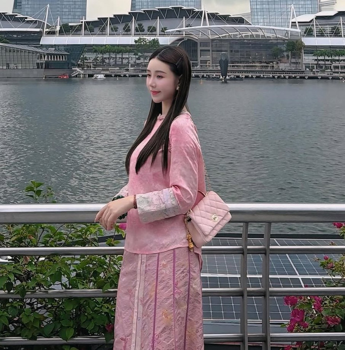 Quỳnh Kool diện mẫu túi 152 triệu đồng. Ảnh: IGNV