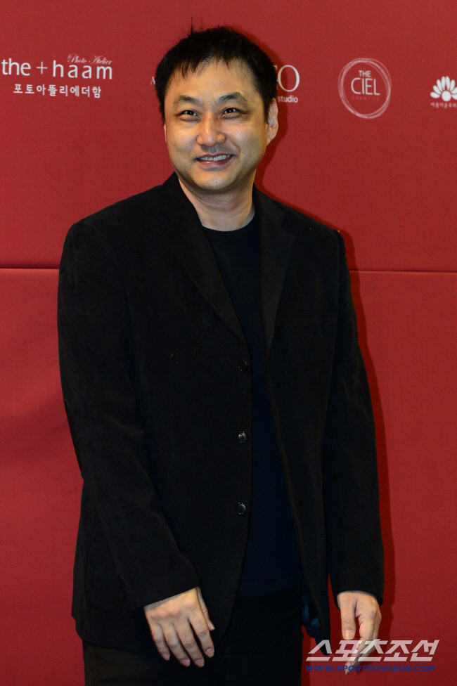 Dù vừa trải qua giây phút thập tử nhất sinh, nam nghệ sĩ Kim Soo Yong vẫn giữ được tinh thần lạc quan (Ảnh: Sports Chosun).