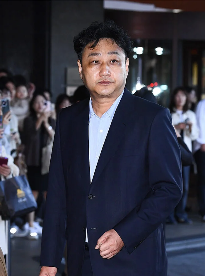 Tình trạng của nam nghệ sĩ hài nổi tiếng Kim Soo Yong sau cú ngã quỵ trên phim trường đã có những chuyển biến tích cực.