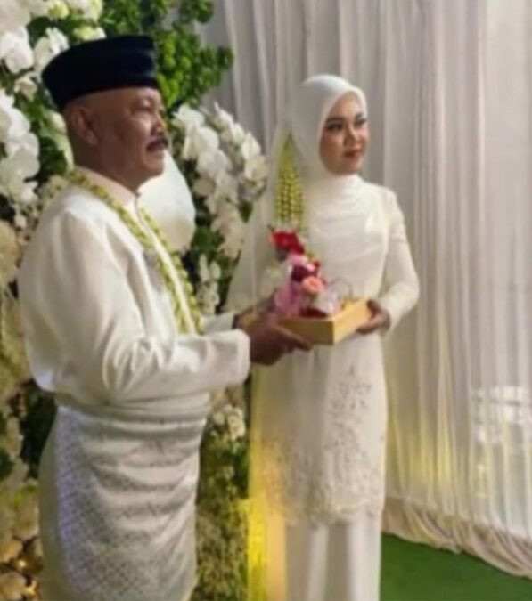 Người đàn ông 61 tuổi cưới vợ 19 tuổi, chở xe hơi tới tận nhà cô dâu tặng làm của hồi môn Ảnh 2