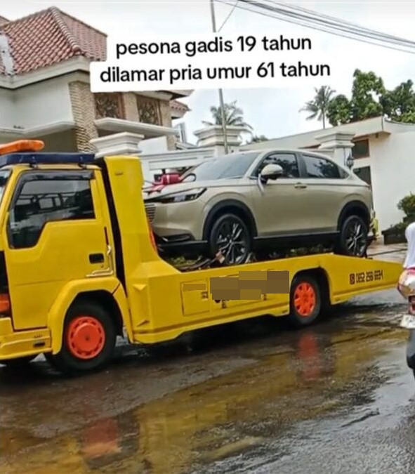 Người đàn ông 61 tuổi cưới vợ 19 tuổi, chở xe hơi tới tận nhà cô dâu tặng làm của hồi môn Ảnh 1