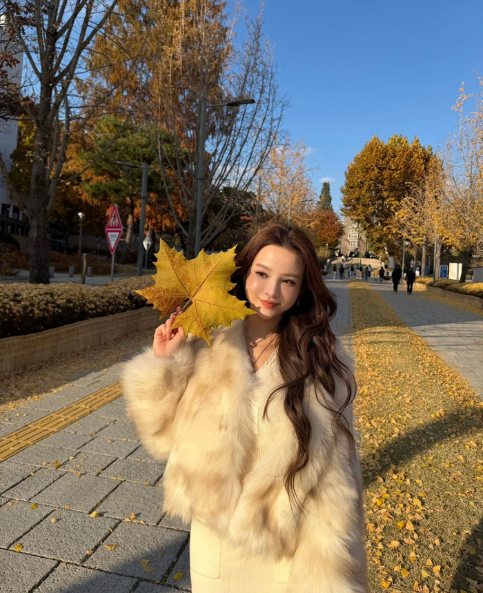 Huyền Baby thu hút sự chú ý khi đăng tải loạt ảnh dạo phố, nhan sắc rạng rỡ cùng vóc dáng nuột nà của 'mẹ hai con' khiến nhiều người không khỏi trầm trồ, thậm chí ví cô trẻ trung chẳng kém gái đôi mươi. (Ảnh: FBNV)