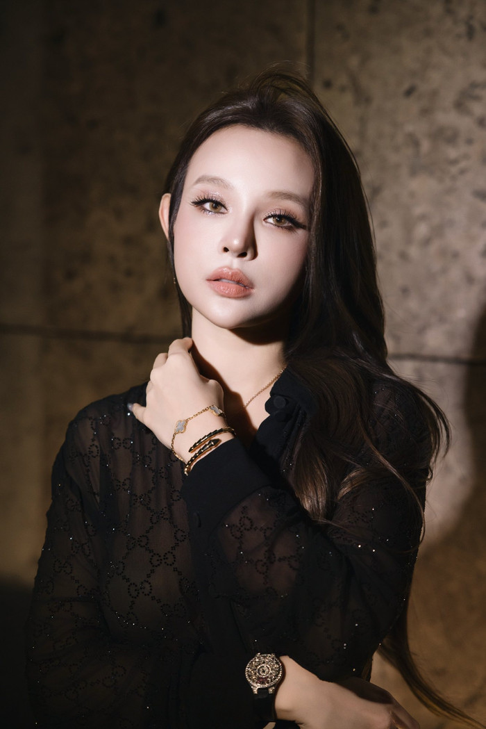 Dù ưu tiên sự bình yên và tập trung cho gia đình, Huyền Baby vẫn duy trì sức hút riêng mỗi lần xuất hiện. (Ảnh: FBNV)