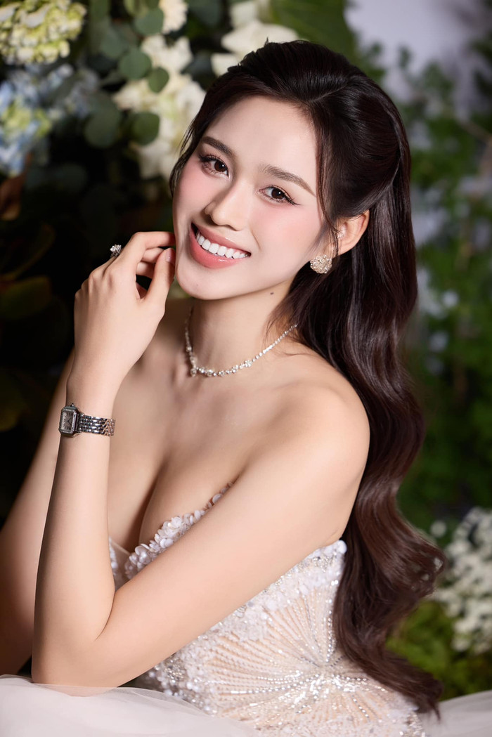 Thiết kế của chiếc đồng hồ Đỗ Thị Hà thu hút sự chú ý của giới mộ điệu. Ảnh: FBNV