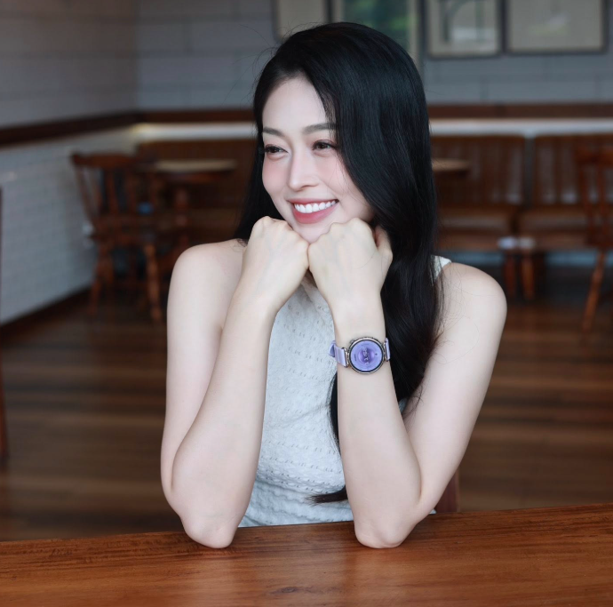 Á hậu Phương Nga lựa chọn đồng hồ thông minh có thiết kế nhỏ gọn cùng các tính năng chăm sóc sức khỏe và tiện ích thông minh. Ảnh: FBNV