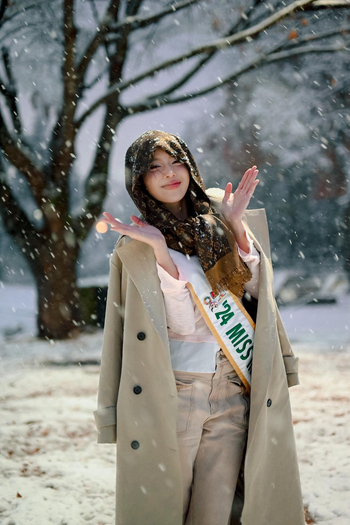 Hoa hậu Thanh Thủy giải thích đeo dải sash ngược khiến dân tình bật cười. (Ảnh: FBNV)