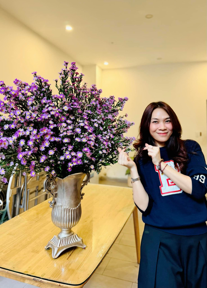 Có thể thấy, thời trang đời thường của Mỹ Tâm là sự minh chứng cho một phong cách sống tích cực, vượt qua giới hạn tuổi tác của 'họa mi tóc nâu'. &nbsp;ẢnhẢnh: FBNV