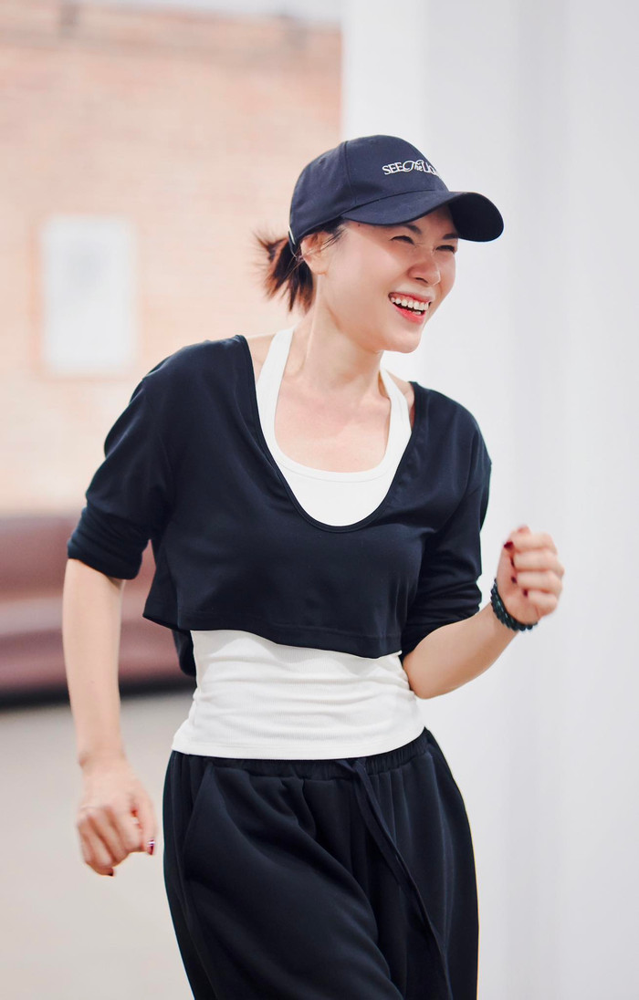 Các hình ảnh đời thường gần đây của 'Họa mi tóc nâu' cho thấy cô ưu tiên sự thoải mái, đơn giản và có tính ứng dụng cap nhưng vẫn cực kỳ khéo léo trong việc lựa chọn trang phục, tạo nên vẻ ngoài trẻ trung và cuốn hút. Ảnh: FBNV